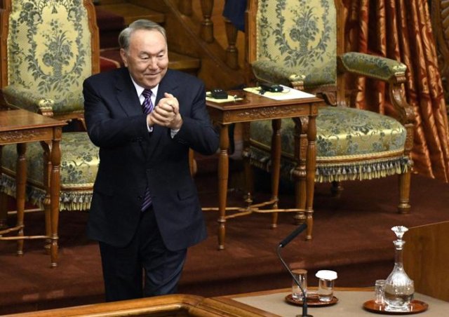 epa05621994 Kazakh President Nursultan Nazarbayev gestures to lawmakers after delivering a speech at the House of Councillors of the Japanese parliament in Tokyo, Japan, 08 November 2016. The Kazakh President Nazarbayev is on a four-day official visit to Japan.  EPA/FRANCK ROBICHON