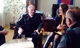 Bashkëshortja ia dorëzon bashkëshortit postin e drejtorit të Teatrit