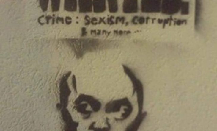 Kryeministri shpallet “i kërkuar” për seksizëm dhe korrupsion