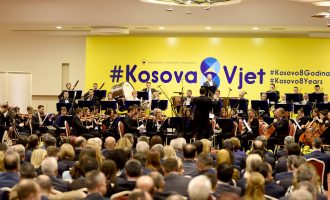 Qeveria nis festimet me muzikë klasike, opozita orkestron përmbysjen e saj