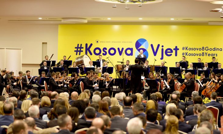 Qeveria nis festimet me muzikë klasike, opozita orkestron përmbysjen e saj