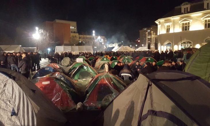 Policia thotë se ka gjetur koktej molotovi në tendat e protestuesve