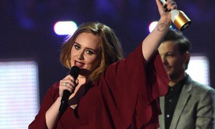 Adele i dedikon Kesha-s çmimin e Brit Awards