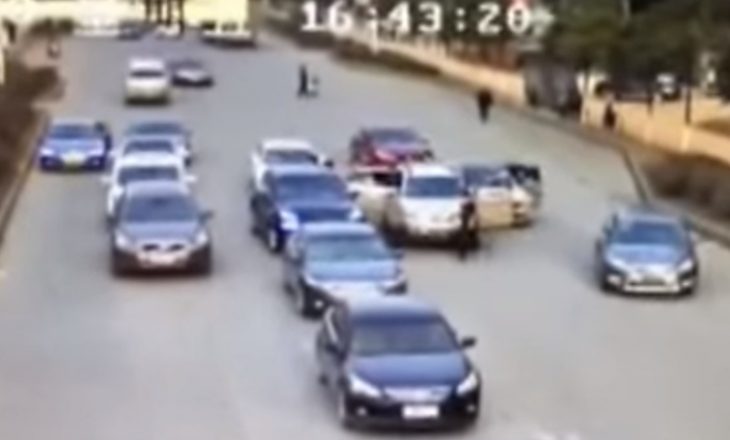 Përleshje e bandave kineze në mes të rrugës (Video)