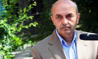 Mustafa fton qytetarët në festë, Opozita në protestë