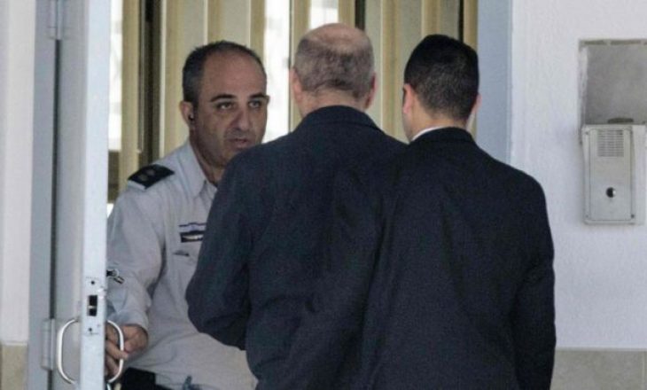 Ish-kryeministri i Izraelit fillon dënimin me burg