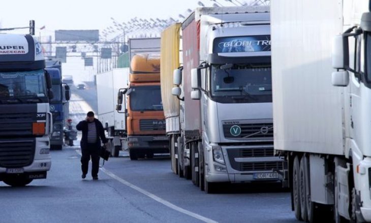 Polonia dhe Ukraina mbyllin kufijtë, “bllokohen” kamionët rus (Video)