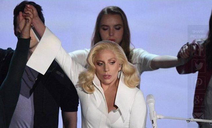 Lady Gaga i përlotë të ftuarit në Oscar