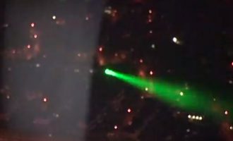Aeroplani kthehet në Britani pas ‘incidentit me laser’