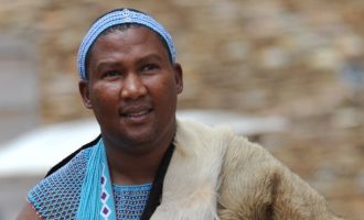 Konvertimi i Mandelës në Islam nxit kundërshtime në Afrikën Jugore