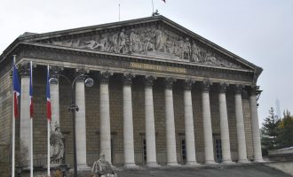 Franca ndryshon kushtetutën, terroristëve u hiqet shtetësia