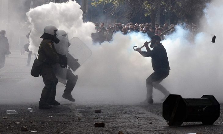 Protesta në Greqi, përplasje mes fermerëve dhe policisë