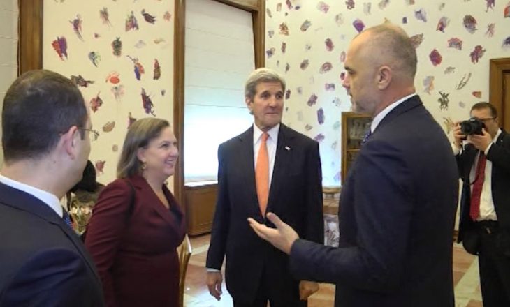 Rama i tregon sekretarit Kerry zyrën e zbukuruar me pikturat e tij