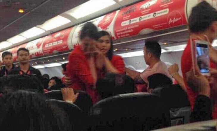 Rrahje në mes të dy stjuardesave, aeroplani bëri ulje urgjente