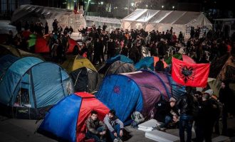 Shpërthen dashuria në shesh: Aktivisti i AAK-së e nxen aktivisten e VV-së