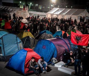 Shpërthen dashuria në shesh: Aktivisti i AAK-së e nxen aktivisten e VV-së
