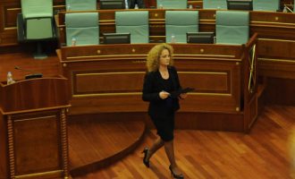 Interpelanca për kryeministrin shtyhet pasi deputetja që e thirri atë gjendet në udhëtim jashtë vendit