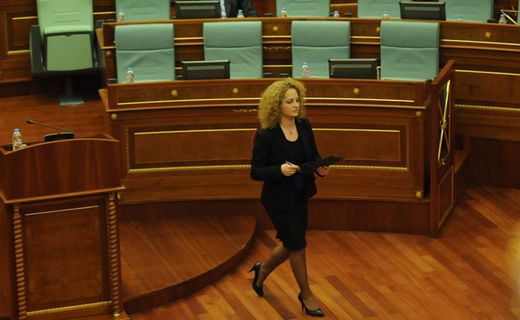 “Lufta” për meritat e taksës ndaj Serbisë – Kadaj-Bujupi ironizon me Hoxhajn dhe Veselin