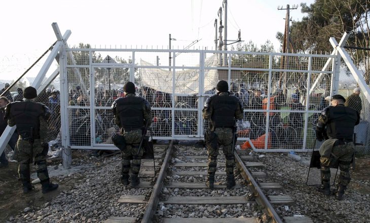 Policia greke largon refugjatët nga kufiri