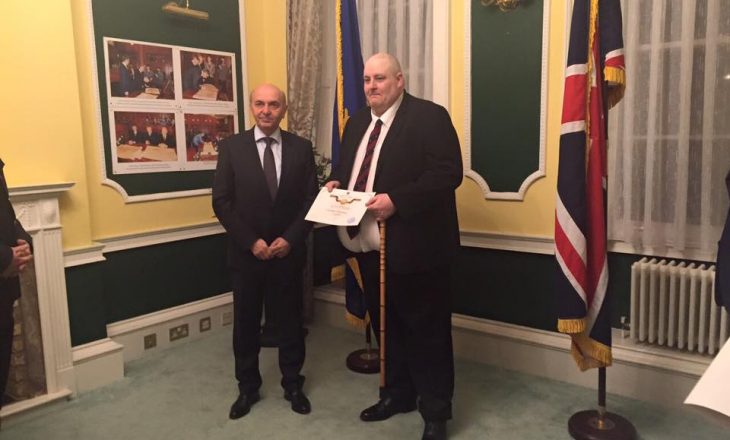 Kryeministri i dorëzon certifikatën e veteranit ushtarit britanik që kritikoi opozitën