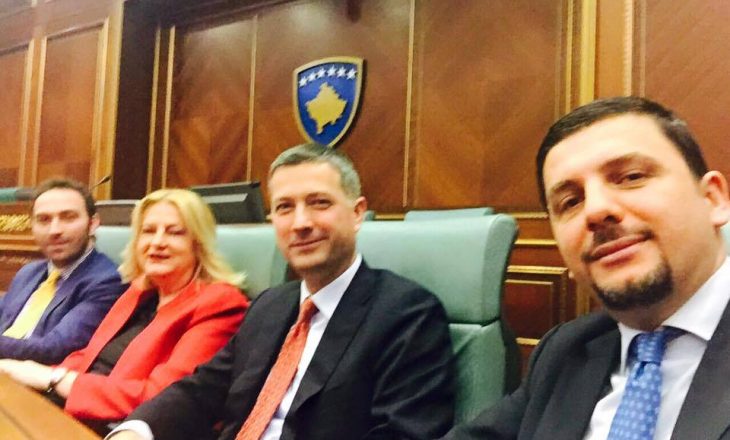 Opozita kundërshton, Ministrat bëjnë selfie