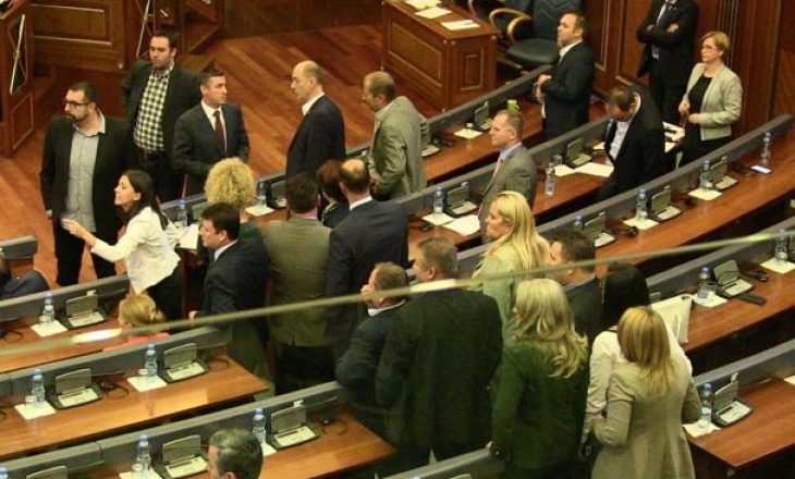 Deputetët e opozitës braktisin seancën për shkak të vendimit për Haradinajn