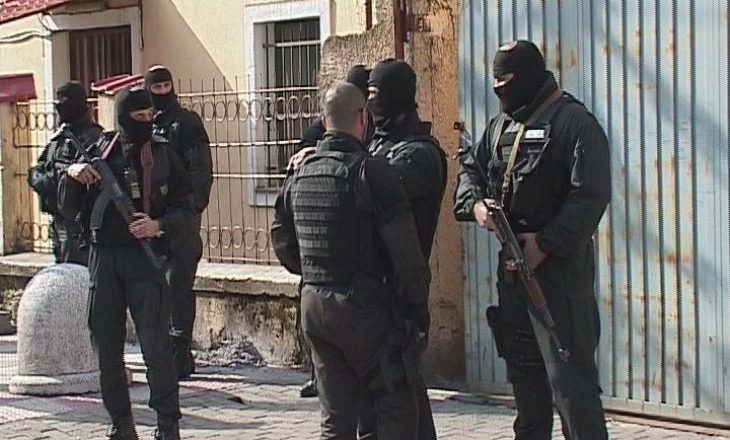 Shoqërohen në polici 46 persona për vrasjet në Elbasan