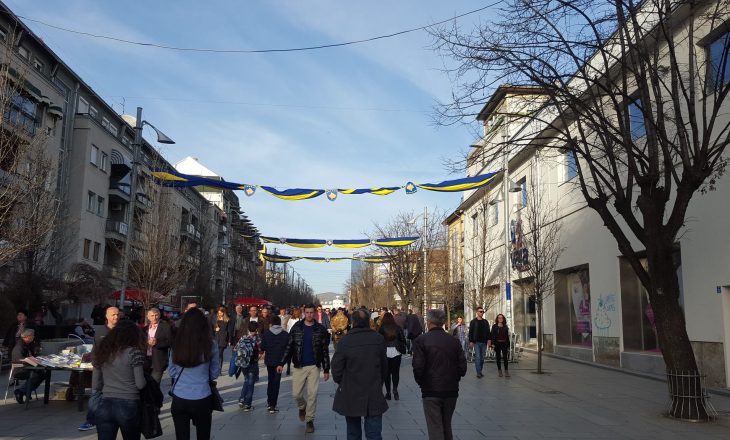Sheshi Nënë Tereza dekorohet me simbole shtetërore