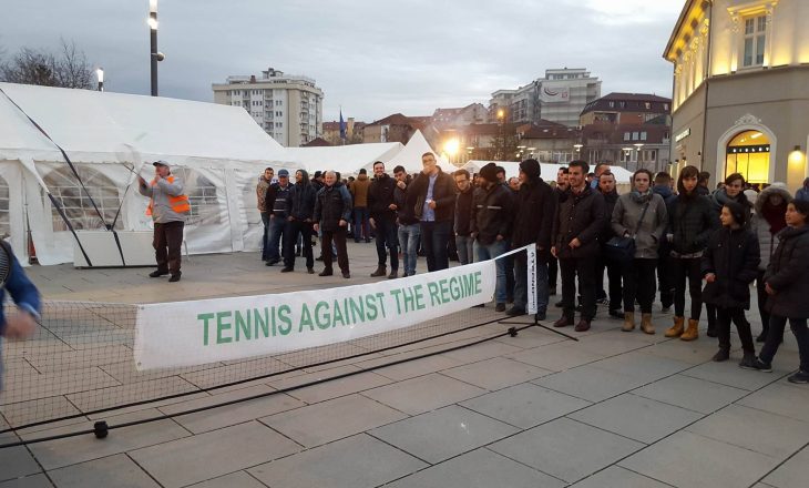 Opozita luan “tenis kundër regjimit”