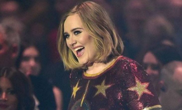 Adele tregon barcoleta në koncert