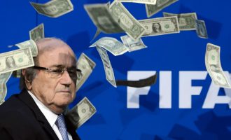 Ish-presidenti i FIFA-s Sepp Blatter pezullohet mbi gjashtë vite nga futbolli