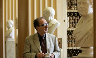 Franca nderon Kadaren si “Komandant”, titullin ja dorëzoi presidenti Hollande