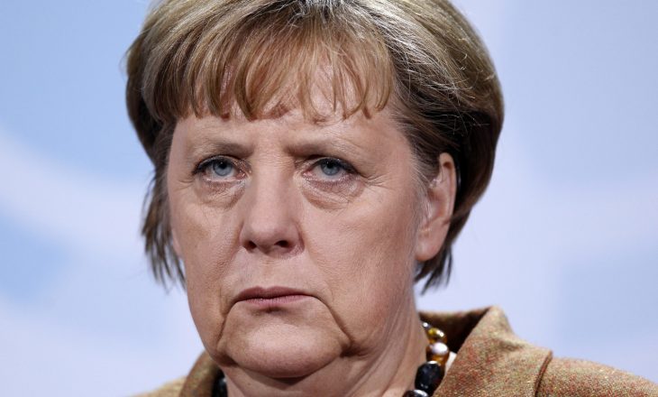 Merkel përjashton ndryshimin e politikave të migrantëve