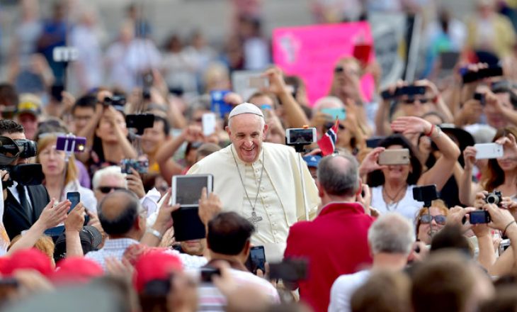 Papa sulmon gazetarët që shkruajnë showbiz: Thashethemet janë formë “terrorizmi”