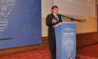 Ministri i Arsimit fajëson planprogramet e shkollave për rezultatin e PISA-s