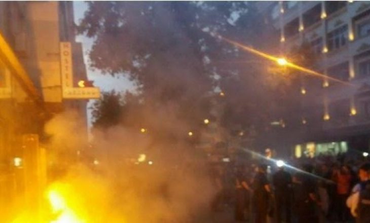 Protestuesit në Shkup i vënë flakën zyrës së presidentit