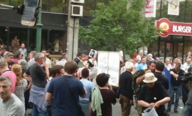 Fillon protesta në Shkup