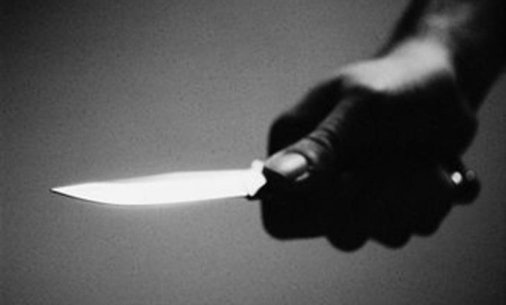 Theret me thikë një person në Podujevë