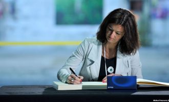 Fajon kritikohet se e shkroi serbisht kur iu referua Prishtinës