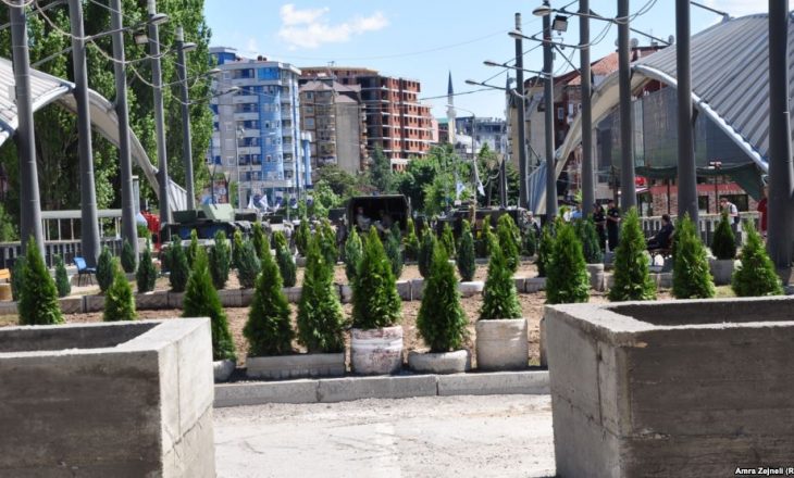Telenovela e barrikadës në Mitrovicë mund të përfundojë në qershor