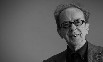 Presidenti francez i dhuron Ismail Kadaresë titullin “Komandant i Legjionit të Nderit”