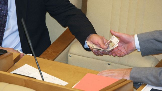 Zyrtari i Komunës së Obiliqit merr ryshfet për rregullimin e një leje ndërtimore