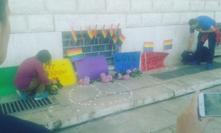 LGBT në Tiranë ndezin qirinj për viktimat në Orlando: “Vazhdoni të putheni”