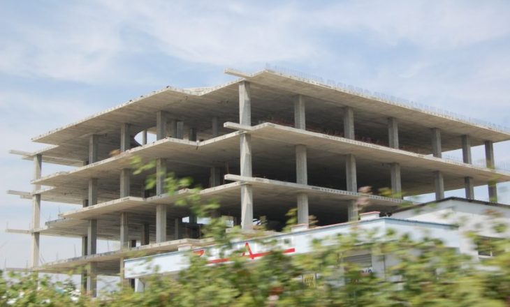 “Shqipëria – vendi me ndërtesa të papërfunduara dhe ku gomarët e gratë trajtohen njësoj”