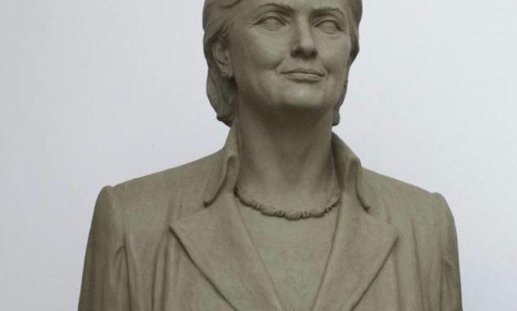 Zbulimi në “heshtje” i bustit të Hillary Clinton në Sarandë