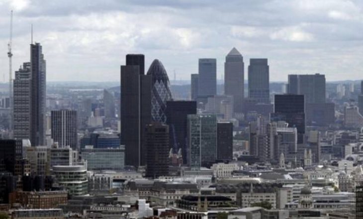 Frikërat e bankave të mëdha – Londra është zgjuar mes kaosit