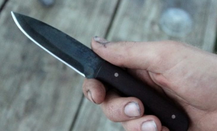 Theret me thikë një person në Prishtinë, policia identifikon sulmuesin