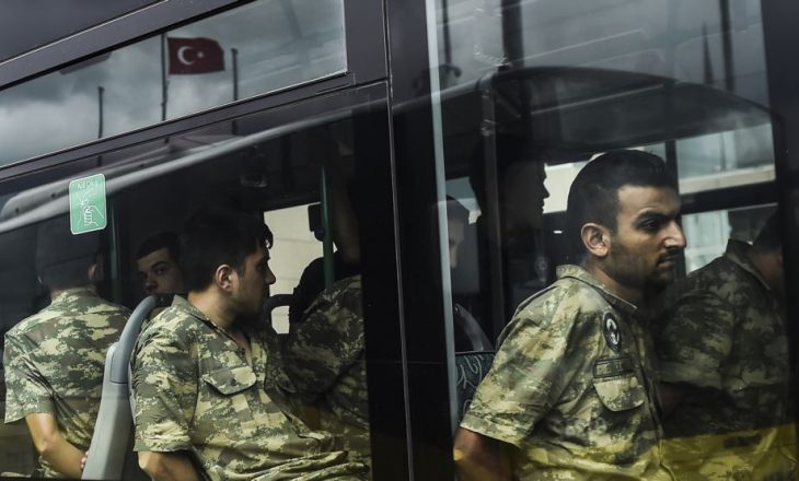 Shkarkohen qindra pjesëtarë të forcave të armatosura në Turqi