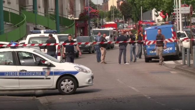 Vrasësit e priftit francez janë përkrahës të Shtetit Islamik