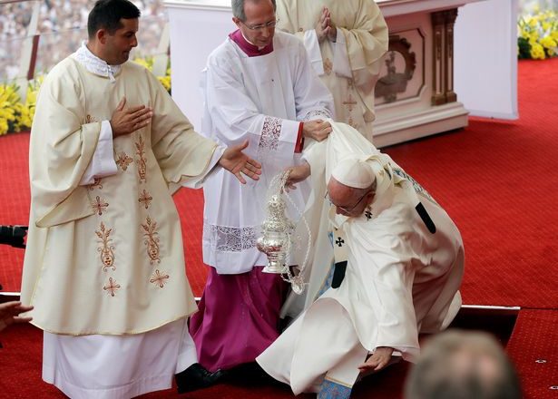 Rrëzohet Papa Françesku gjatë meshës në Poloni